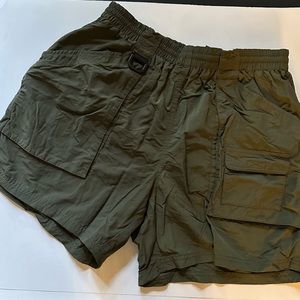 Eddie Bauer EBTEK green khaki waterproof shorts Size L